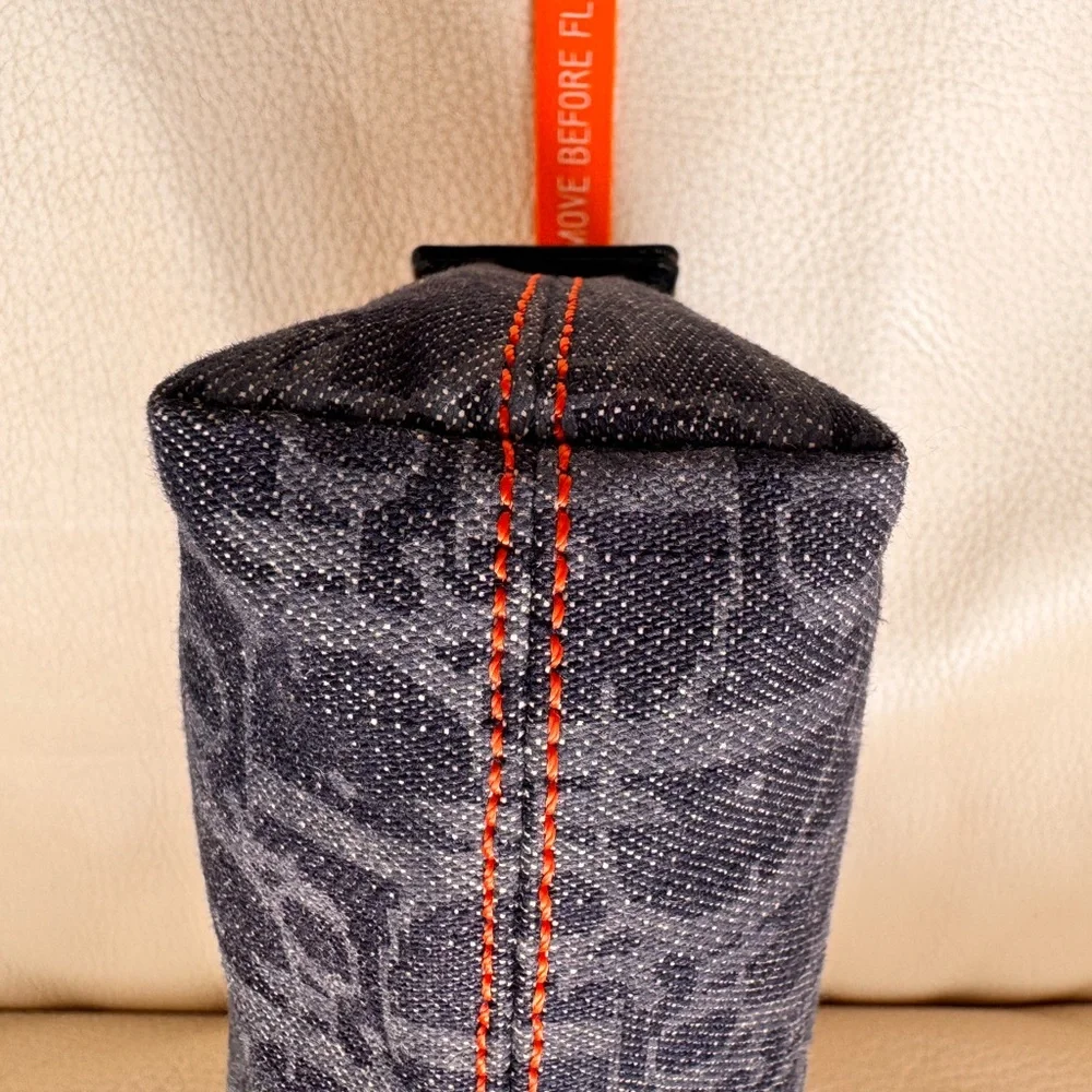 💯 CHRISTIAN DIOR
Blue Trotter Denim Flight Cosmetic Pouch - Picture 5 of 16